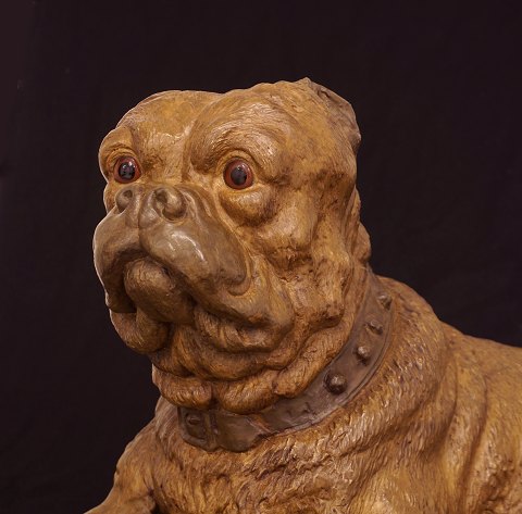 Stor liggende hund i terrakotta. Frankrig ca. år 1880. L: 72cm. H: 33cm