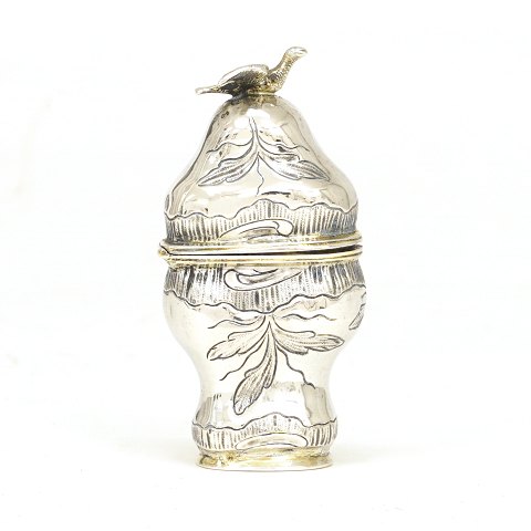 Hovedvandsæg, sølv med forgyldninger. Smykket med forgyldt fugl. København ca. år 1775. H: 7,2cm. V: 28g