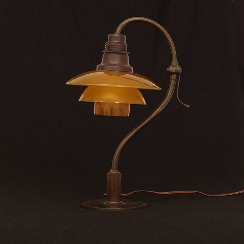 Poul Henningsen, 1894-1967, for Louis Poulsen: "Spørgsmålstegnet", PH 2/2 bordlampe. Stel af bruneret messing med originale ravfarvede skærme og gennemgående afbryder. H: 39,5cm