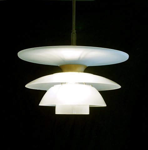 Poul Henningsen, 1894-1967, for Louis Poulsen: Sjælden PH-Firskærmslampe 4 4½/4, skærme af matglas. D: 43cm