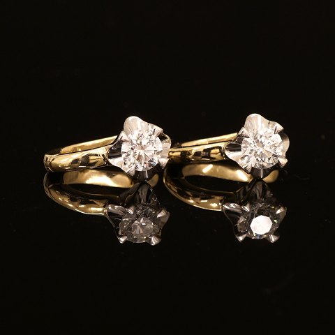 Et par øreringe med bøjlelås, 14kt guld, med brillantslebne diamanter på hver ca. 0,5ct