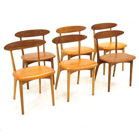 Kurt Østervig, 1912-86: "Skagen", Sæt på seks stole i eg, bøg og teak. Sæder med cognacfarvet læder. Nuanceforskelle på læder og træ