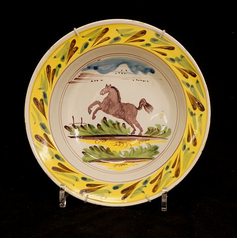 Kellinghusen fajance tallerken med motiv i form af hest. Fremstillet ca. år 1800. D: 23,5cm