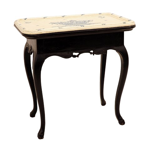 Rendsborg fajancebord med blådekoreret stengods plade. Urestaureret. Fremstillet ca. år 1780. H: 78cm. Plade: 77x51cm