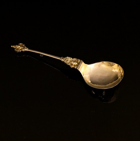 D. Schwarzkopf, København: Barokske i delvist forgyldt sølv. Dateret 1734. L: 18,7cm. V: 42gr
