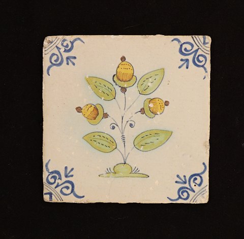 Polykrom dekoreret flise med motiv i form af blomst. Holland ca. år 1640. 13x13cm