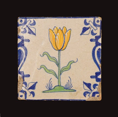 Polykrom dekoreret flise med motiv i form af tulipan. Holland ca. år 1620-40. 13x13cm