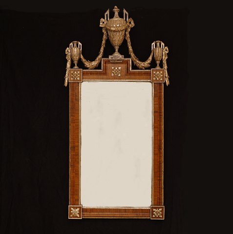 Stort Louis XVI-spejl i nøddetræsfineret ramme med forsølvninger. Danmark ca. år 1780. Mål: 123x62cm