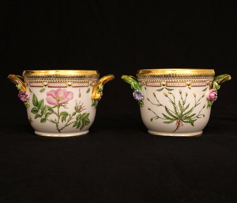 Royal Copenhagen: To Flora Danica vinkølere af porcelæn. #3570. H: 12,2cm. D: 14,5cm eksl hanke