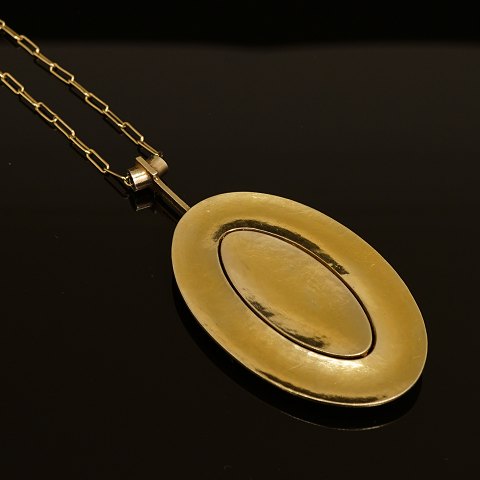 Bent Exner: Gilded pendant, sterlingsilver. Pendant: 4,5x10cm. Bracelet: 42cm