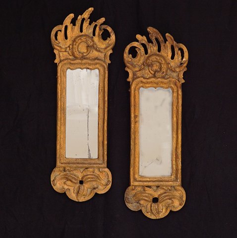 Et par smalle rokoko spejle. Danmark ca. år 1760. Mål: 55x19cm