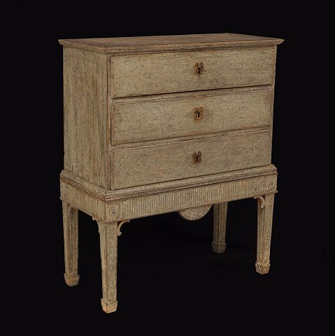A greengray decorated Gustavian chest of drawers. Sweden circa 1800. H: 90cm. W: 73cm. D: 35cm