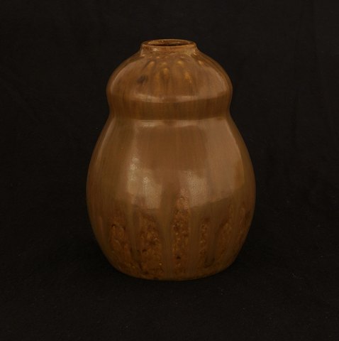 Patrick Nordström: Vase aus Steingut, Erdfarben. Signiert mit Monogramm und datiert 1924. H: 16,5cm