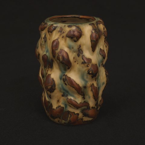 Axel Salto for Royal Copenhagen: Vase i spirende stil med sung glasur. Signeret. H: 12,3cm
