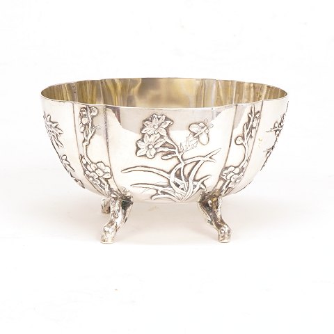 Oval sølvskål på fire ben. Sterlingsølv. Kina ca. år 1850. H: 8,5cm. Skål: 15x10,5cm. V: 325gr