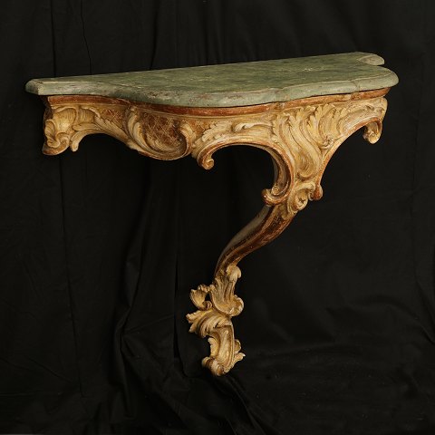Forgyldt Rokoko konsolbord med marmorimiteret træplade. Danmark ca. år 1750. H: 78cm. Plade: 90x40cm