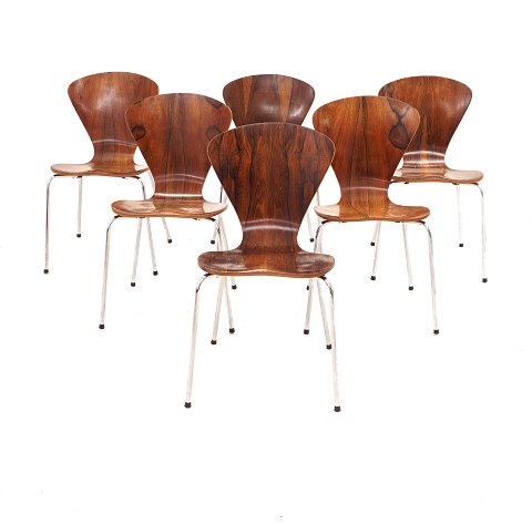 Et sæt på seks spisestole med formbøjede skaller i palisander og firbenet metalstel. Sandsynligvis designet af Lennart Bender, Sverige. H: 78cm