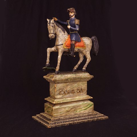 Rytterfigur forestillende Carl XV, 1826-72, til hest. Fremstillet i træ. H: 48cm