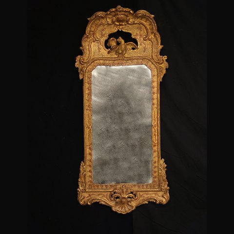 Forgyldt rokoko spejl. Sverige ca. år 1760. Mål: 108x50cm