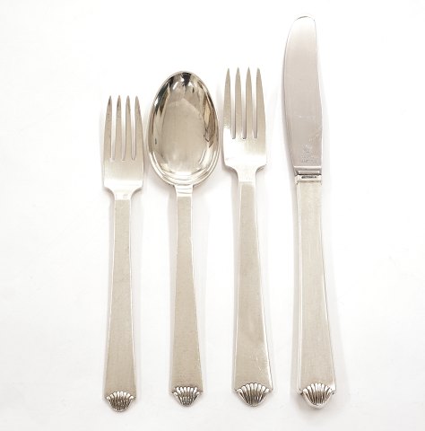 Hans Hansen, Kolding: Sølvbestik "Arvesølv 4" til 12 personer bestående af 12 middagsknive, 12 -gafler, 12 - skeer, - 12 dessertskeer, 12 kagegafler, 1 sukkerske og to saltspader. 63 dele i alt