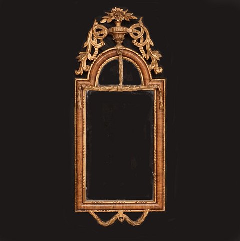 Nøddetræsfineret og delvist forgyldt Louis XVI-spejl. Altona, Nordtyskland, ca. år 1780. Mål: 86x36cm
