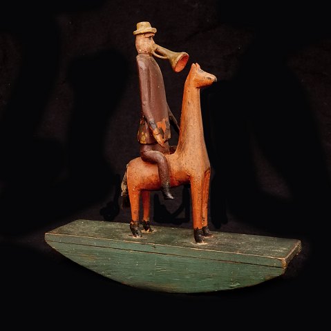 Trompetspillende mand på hest. Udskåret i træ. Sverige ca. år 1880. H:  25,5cm. L: 25cm
