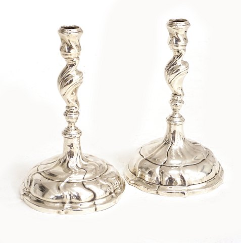 Sivert Thorsteinsson,  København 1742-99: Et par store rokoko sølv lysestagerStemplet og dateret 1765. H: 22cm. V: 919gr (for parret)