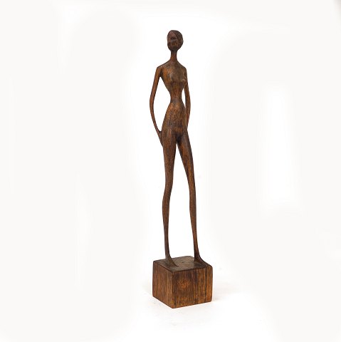 Otto P. figur forestillende høj, slank kvinde. Signeret. H: 36cm