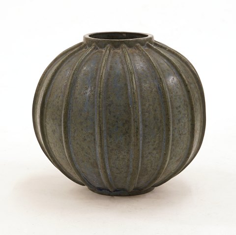 Arne Bang kugleformet vase nr. 6. Blå/grøn fugleæg glasur. Signeret Arne Bang. H: 13cm