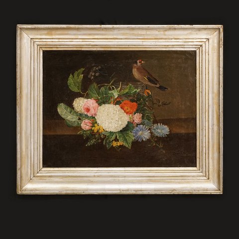 Blomstermaleri med motiv i form af buket på bord med vase og fugl. Olie på lærred. Danmark ca. år 1830. Lysmål: 27x36cm. Med ramme: 39x48cm