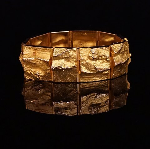 Kraftigt og bredt Lapponia armbånd i 14kt guld. Stemplet Lapponia, Finland. L: 19,5. B: 2,3cm. V: 65,4gr