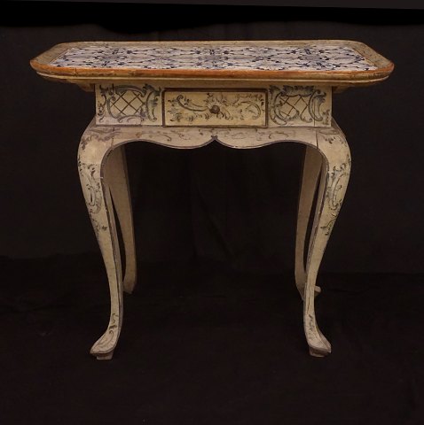 Flisebord med svungne ben og skuffe. Sarg og ben rigt dekoreret. Hollandske 1700tals fliser. Danmark ca. år 1760. H: 77cm. Plade: 60x86cm