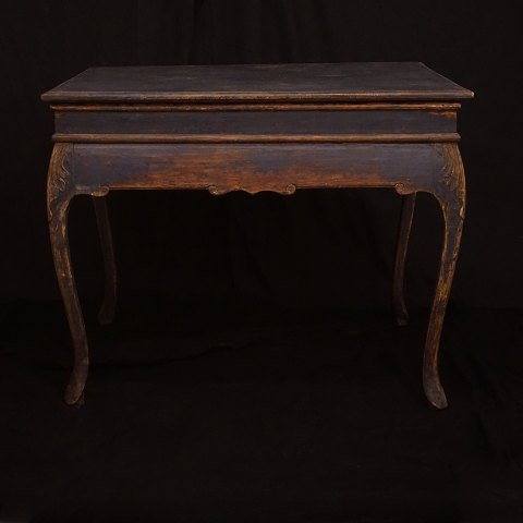 Originaldekoreret sort bord med blålige toner. Sverige ca. år 1750. H: 75cm. Plade: 92x66cm