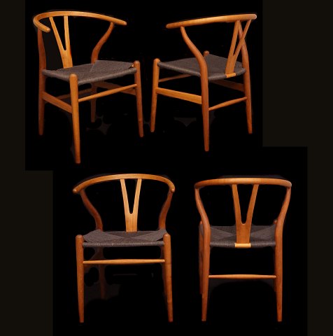 Hans Wegner: Et sæt på fire Y-stole, oliebehandlet kirsebær og sorte fletsæder. Leveres med originale læderhynder