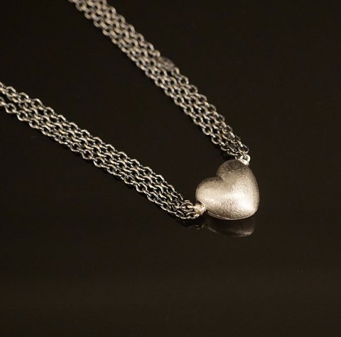 Ole Lynggaard: Hjertelås i 18kt hvidguld i treradet halskæde af oxideret sølv. Leveres i original æske. L: 39cm