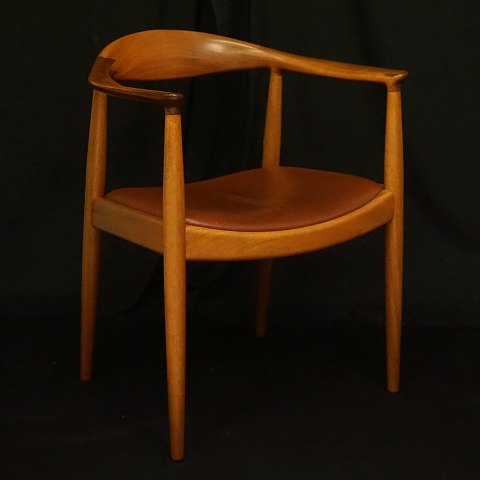 Hans J. Wegner: The Chair i mahogni, PP 503, med rødt lædersæde. Fremstillet hos PP Møbler