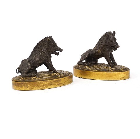 Et par delvist forgyldte bronzefigurer i form af vildsvin. Italien 2. halvdel af 1800-tallet. H: 10,5cm. L: 14,5cm
