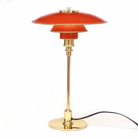 Poul Henningsen: PH 3/2 bordlampe med messingstel og røde skærme. Fremstillet hos Louis Poulsen. H: 46cm