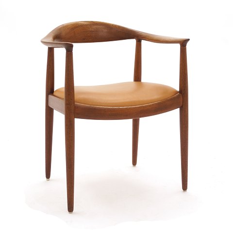 Hans J. Wegner, 1914-2007: The Chair i teakSæde med lyst cognacfarvet læder. Let patineret