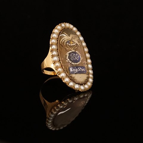 1800-tals guldring med prydet med perler, broderi, initialerne "BF" og teksten "Evig Din". Tønderområdet  1800-tallet. Ringstr. 47
