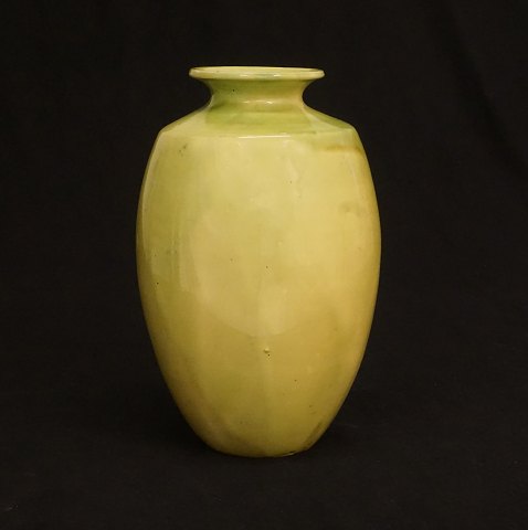Kähler vase med æblegrøn glasur. Signeret. H: 30cm