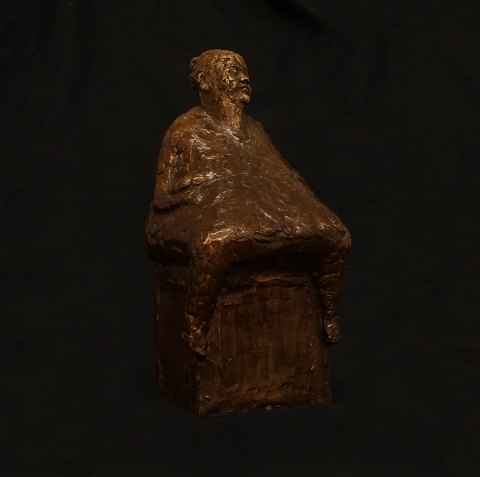 Hanne Varming, f. 1939, bronzeskulptur "Konen på kasse". Findes som skulptur ved Bispebjerg Hospital udført 1991. Nærværende signeret og dateret år 2000. H: 25cm. B: 12cm. D: 12cm