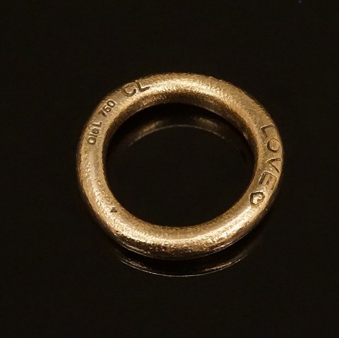 Charlotte Lynggaard: "Love"-ring i 18kt guld med diamant på ca. 0,03ct . Ringstr. 51-52