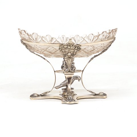 Kandisskål i sølv. Wolfgang Petersen, Haderslev, 1825-51: Kandisskål i sølv med krystalindsats. H: 14cm. L: 21,5cm