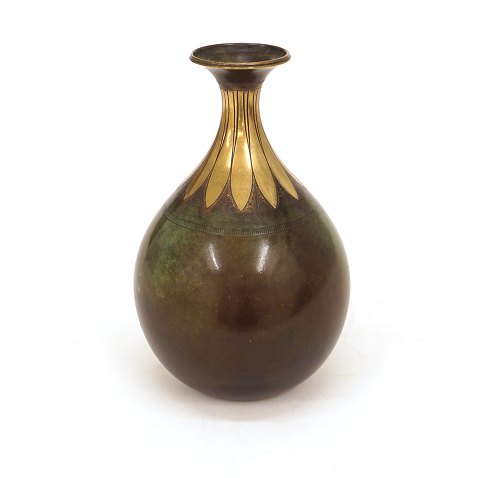 Just Andersen vase i delvist patineret og poleret bronze. #73. H: 21cm
