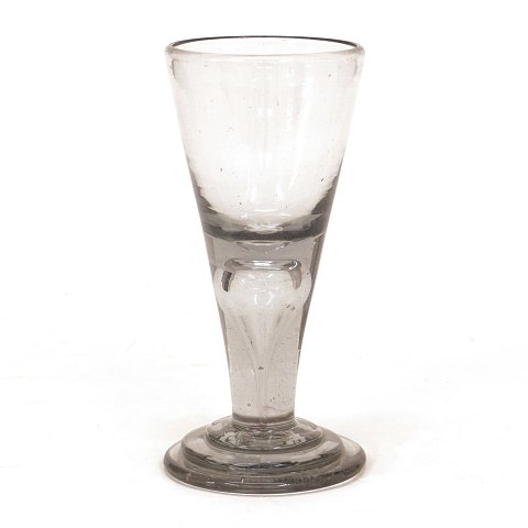 Stort "Nøgen Jomfru" glas med flot mørk sats. Norge ca. år 1750-70. H: 19cm