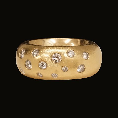 Daugaard, Dänemark: Sehr kräftiger Ring aus 14kt Gold mit 12 Diamanten. Hergestellt um 2005. Ringgr. 53. G: 35,4gr