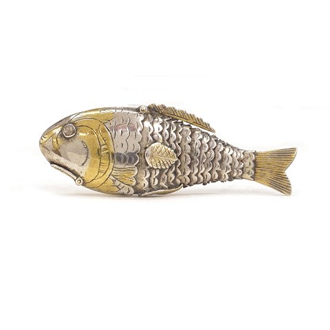Riechdose aus teilweise vergoldetem Silber in Form von einem Fisch. Laurids Møller, Aalborg, 1773-1811. L: 8,5cm