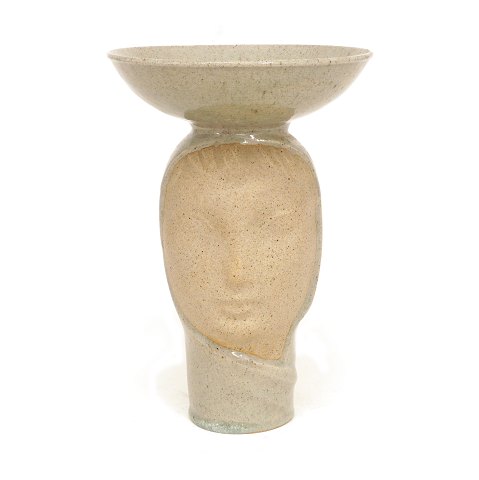 Arne Bang vase i form af buste hvorpå trompetformet skål. Stentøj. Signeret og dateret 1961. H: 27cm