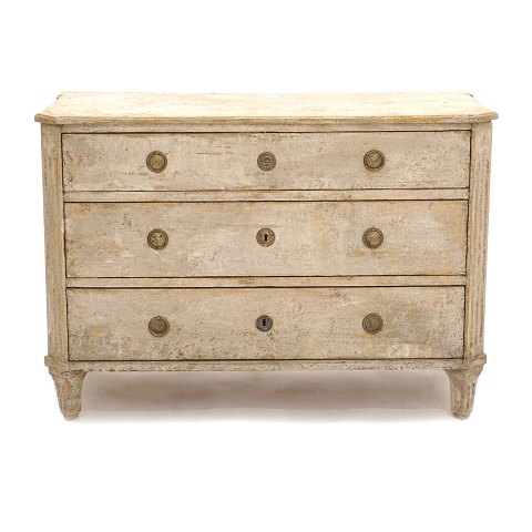 Large Gustavian style end 19th century chest of drawers. Sweden circa 1880. H: 77cm. W: 110cm. D: 52cm
